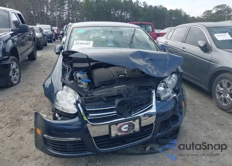 2010 Volkswagen Jetta Limited Edition/Se/Sel z USA, uszkodzony, nr VIN 3VWRX7AJ6AM054112